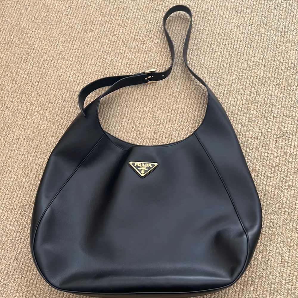 SOLD 🌹Large leather shoulder bag with topstitching